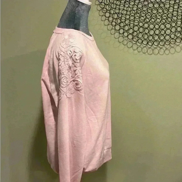Gloria Vanderbilt Pink Sweatshirt with flower detail on shoulders- Size Large - Picture 3 of 6